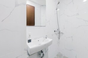 Estudio | Baño | Ducha, toallas, jabón y champú
