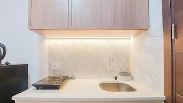 Refrigerador con freezer, placa de cocina, arrocera