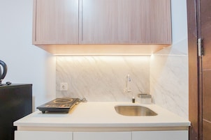 Refrigerador con freezer, placa de cocina, arrocera