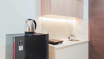 Estudio | Cocina privada | Frigorífico grande, placa de cocina y arrocera