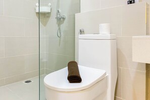 Studio | Bathroom | Shower, towels, soap, shampoo - Good And Cozy Stay Studio Daan Mogot City Apartment (Jakarta)