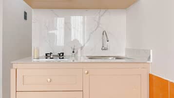 Refrigerador con freezer, placa de cocina, arrocera, mesa de comedor