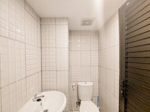 Apartment | Bathroom | Shower, towels, soap, shampoo - Simply Look Studio At De Prima Apartment (Medan)