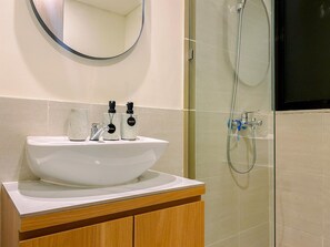 Apartment | Badezimmer | Dusche, Handtücher, Seife, Shampoo
