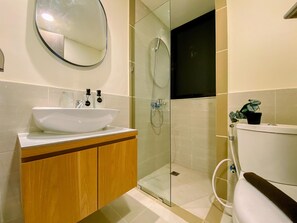 Appartamento | Bagno | Doccia, asciugamani, sapone, shampoo