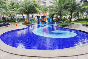 Outdoor pool - Spacious And Comfy 3Br Apartment Sky House Bsd (Pagedangan)