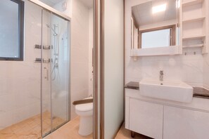 Appartement | Salle de bain | Douche, serviettes fournies, savon, shampoing