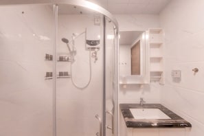 Lejlighed | Badeværelse | Bruser, håndklæder, Sæbe, Shampoo