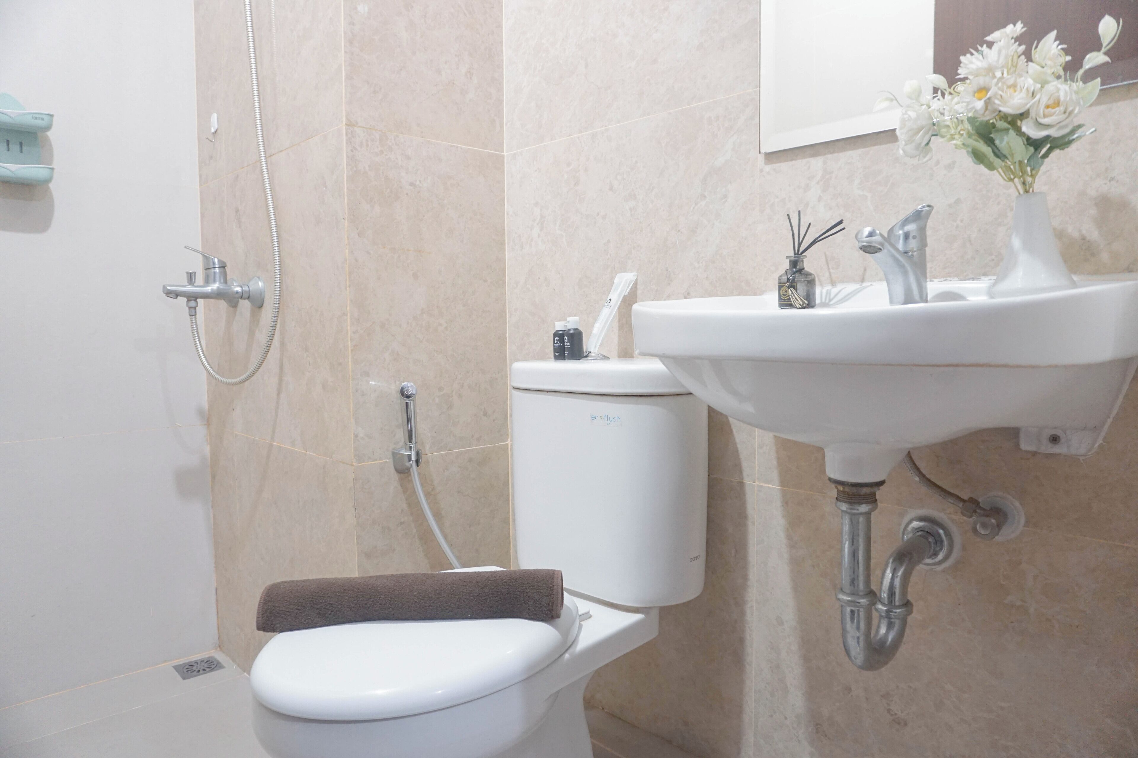 A bathroom with a toilet, bidet, and sink.