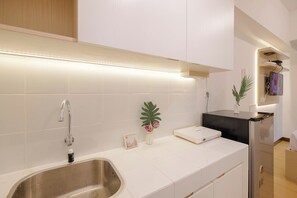 Private kitchen - Good Furnished Studio At Tokyo Riverside Pik 2 Apartment (Teluknaga)