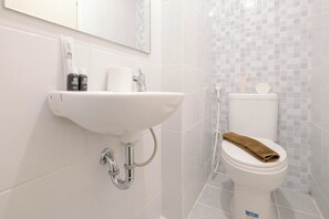 Bathroom - Good Furnished Studio At Tokyo Riverside Pik 2 Apartment (Teluknaga)