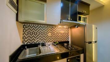 Apartamento | Cozinha privada | Geladeira grande, micro-ondas, cooktop, chaleira elétrica