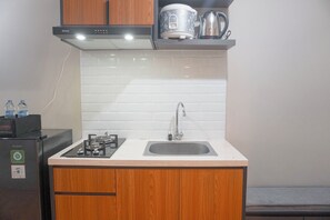 Full-sized fridge, stovetop, electric kettle, rice cooker - Homey Studio LRT City Jatibening Apartment (Bekasi)
