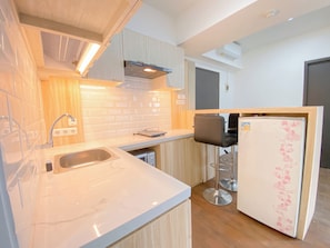 Appartement | Cuisine privée | Grand réfrigérateur, micro-ondes, plaque de cuisson, cuiseur de riz