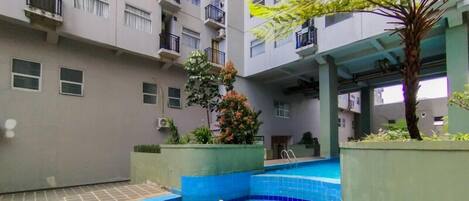 Una piscina al aire libre