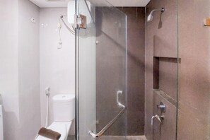 Studio | Bathroom | Shower, towels, soap, shampoo