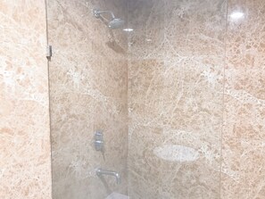 Apartment | Badezimmer | Dusche, Handtücher, Seife