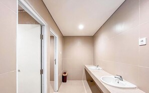 Studio | Bathroom | Shower, towels, soap, shampoo