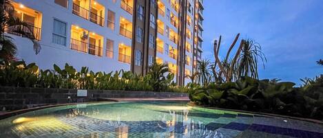 Una piscina al aire libre