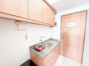 Studio | Eget kjøkken | Kjøleskap, kokeplater og riskoker