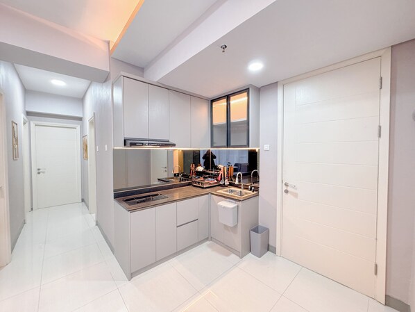 Refrigerador con freezer, placa de cocina, arrocera, mesa de comedor