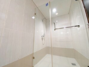 Lejlighed | Badeværelse | Bruser, håndklæder, Sæbe, Shampoo