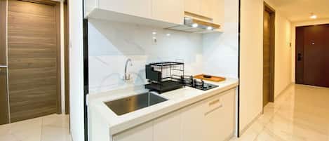 Departamento | Cocina privada | Refrigerador con congelador, microondas, parrilla de estufa y arrocera