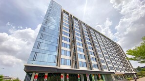 Exterior - Homey And Enjoy Living Studio Apartment One Narita Residence (Teluknaga)