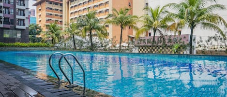 Una piscina al aire libre