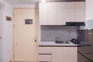 Apartamento | Cocina privada | Frigorífico grande, placa de cocina, arrocera y mesa de comedor