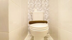 Studio | Bathroom | Shower, towels, soap, shampoo