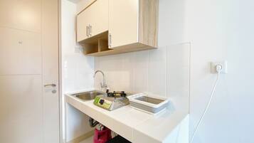 Studio | Eget kök | Stort kylskåp, spishäll och riskokare