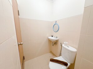 Studio | Bathroom | Shower, towels, soap, shampoo