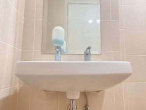 Appartement | Salle de bain | Douche, serviettes fournies, savon, shampooing