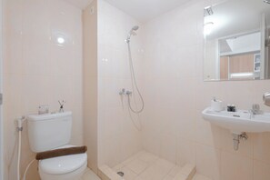 Studio | Kamar mandi | Shower, handuk, sabun, dan sampo