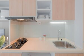 Studio | Dapur pribadi | Lemari es besar, kompor, dan penanak nasi