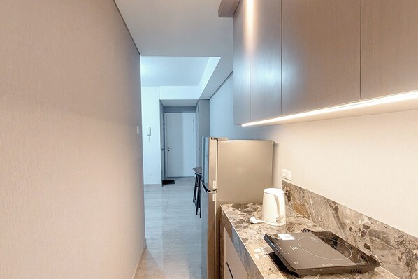 Full-size fridge, stovetop, rice cooker, dining tables - Tranquil Space 1Br Apartment At Podomoro City Deli Medan (Medan)