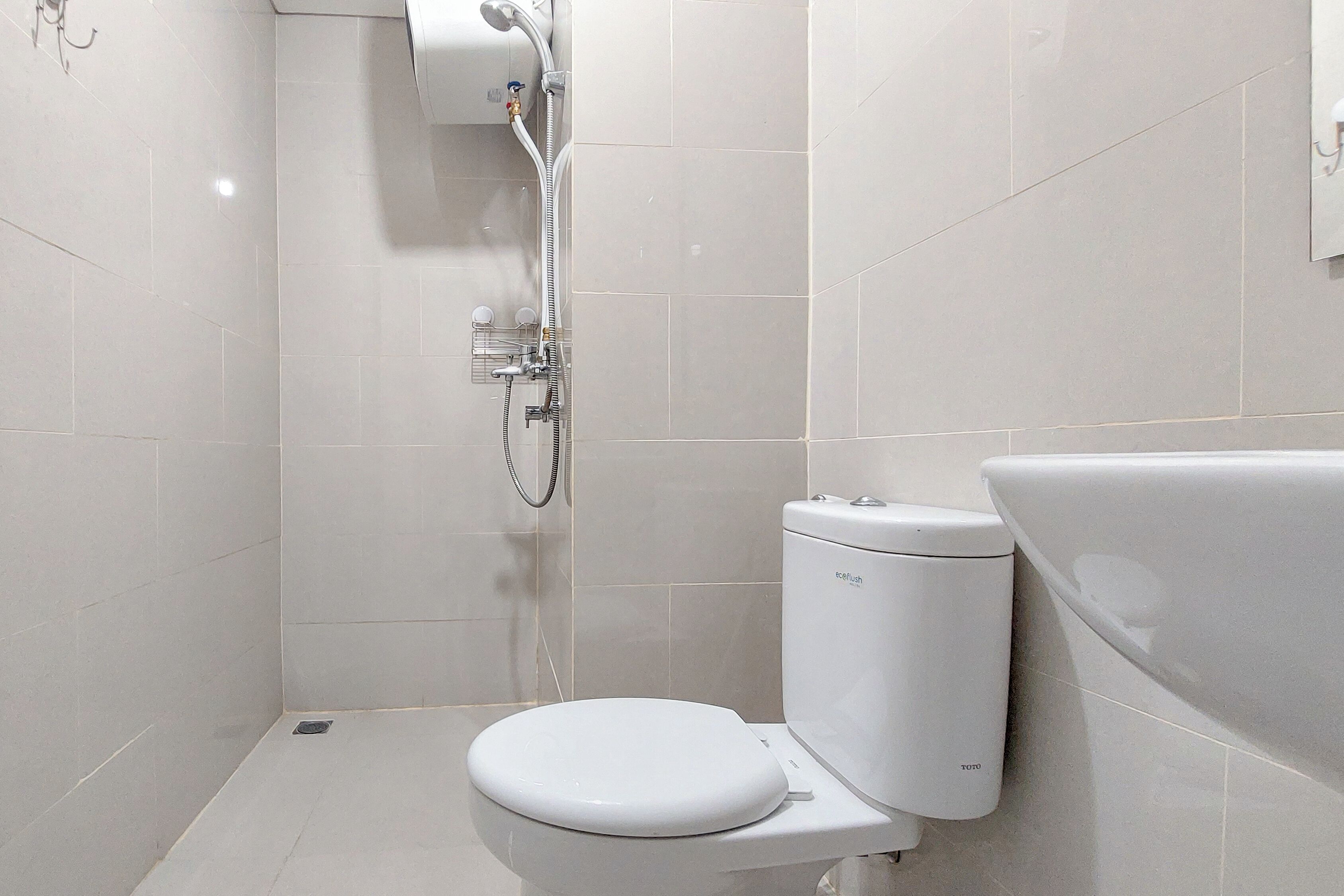 Une salle de bain moderne équipée de toilettes, d’une douche et d’une baignoire.