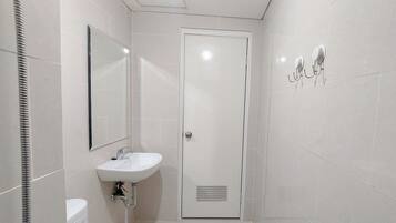 Appartement | Badkamer | Een douche, handdoeken, zeep, shampoo