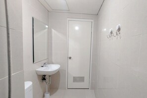 Apartment | Bathroom - Tranquil Space 1Br Apartment At Podomoro City Deli Medan (Medan)