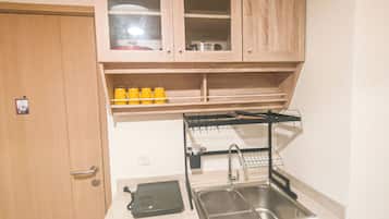 Apartemen | Dapur pribadi | Lemari es besar, microwave, kompor, dan penanak nasi