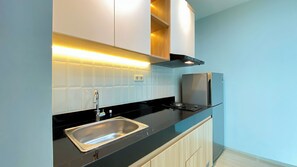 Apartamento | Cozinha privada | Geladeira grande, cooktop, panela elétrica de arroz, mesas de jantar