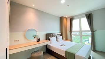 Een moderne hotelkamer met een groot bed, een nachtkastje, een spiegel en een raam met gordijnen.