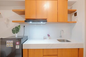Refrigerador con freezer, placa de cocina, arrocera