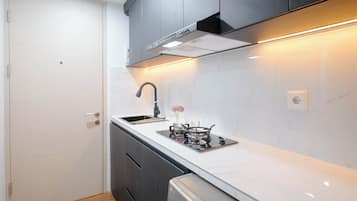 Studio | Privékeuken | Een koelkast/vriezer, een magnetron, een kookplaat, een rijstkoker