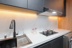 Refrigerador con freezer, microondas, placa de cocina, arrocera