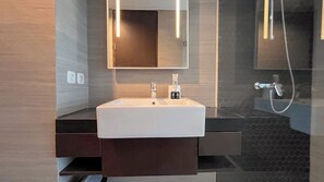Estudio | Baño | Regadera, toallas, jabón, shampoo 