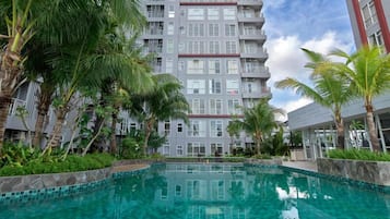 Una piscina al aire libre