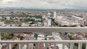 Un paisaje urbano con una combinación de edificios residenciales y comerciales, incluyendo una torre alta destacada.