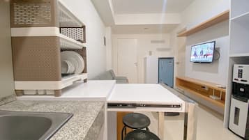 Apartment | Private kitchen | Full-size fridge, stovetop, rice cooker, dining tables